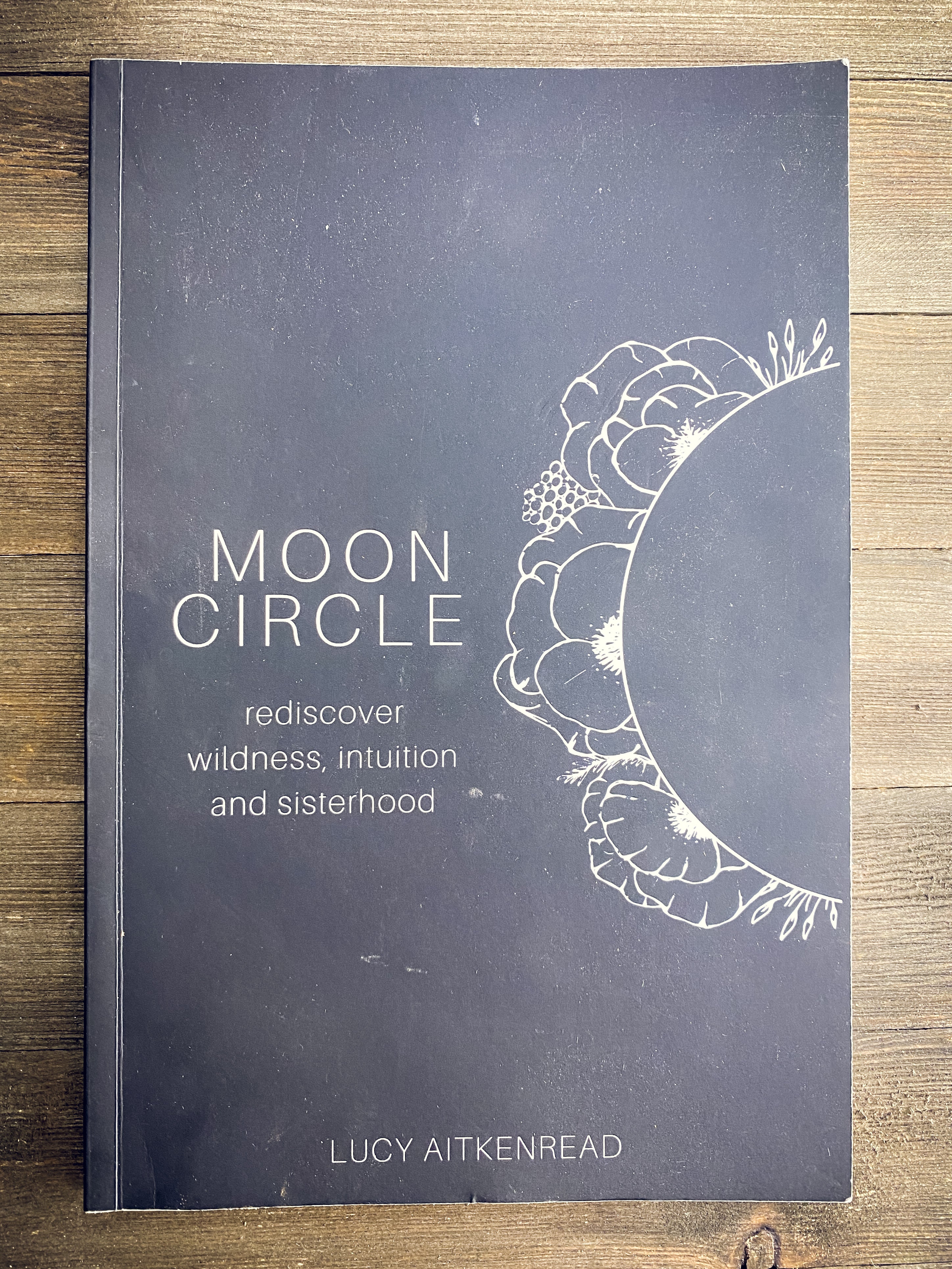Moon Circle: Rediscover intuition, wildness and sisterhood Lucy AitkenRead